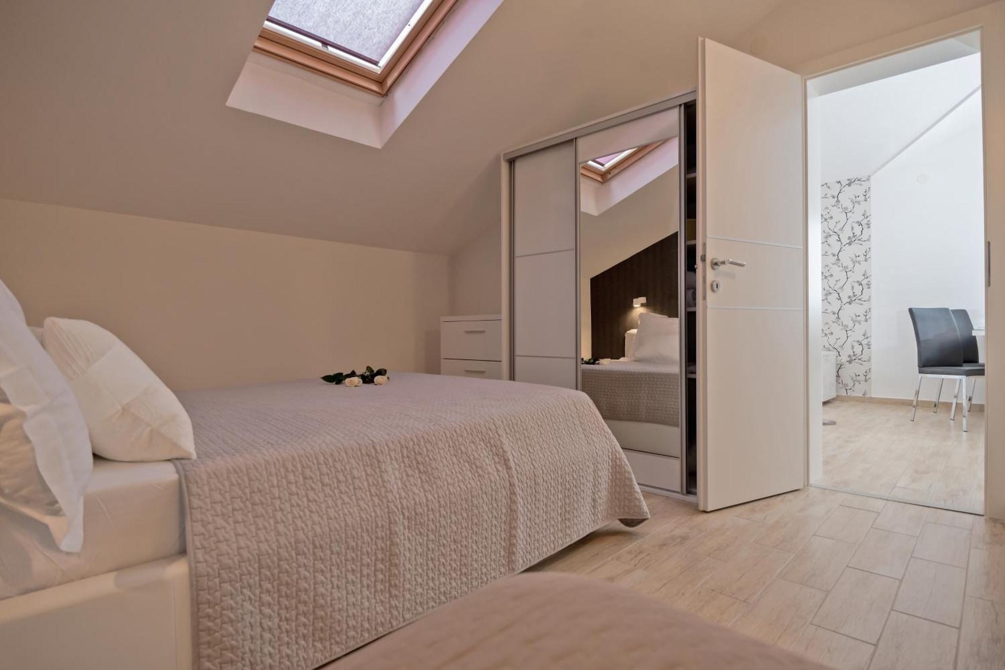 Apartments And Rooms With Parking Space Rogoznica - 10339 Room photo