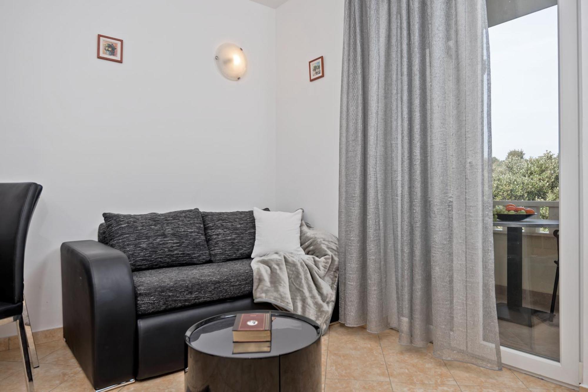 Apartments And Rooms With Parking Space Rogoznica - 10339 Room photo