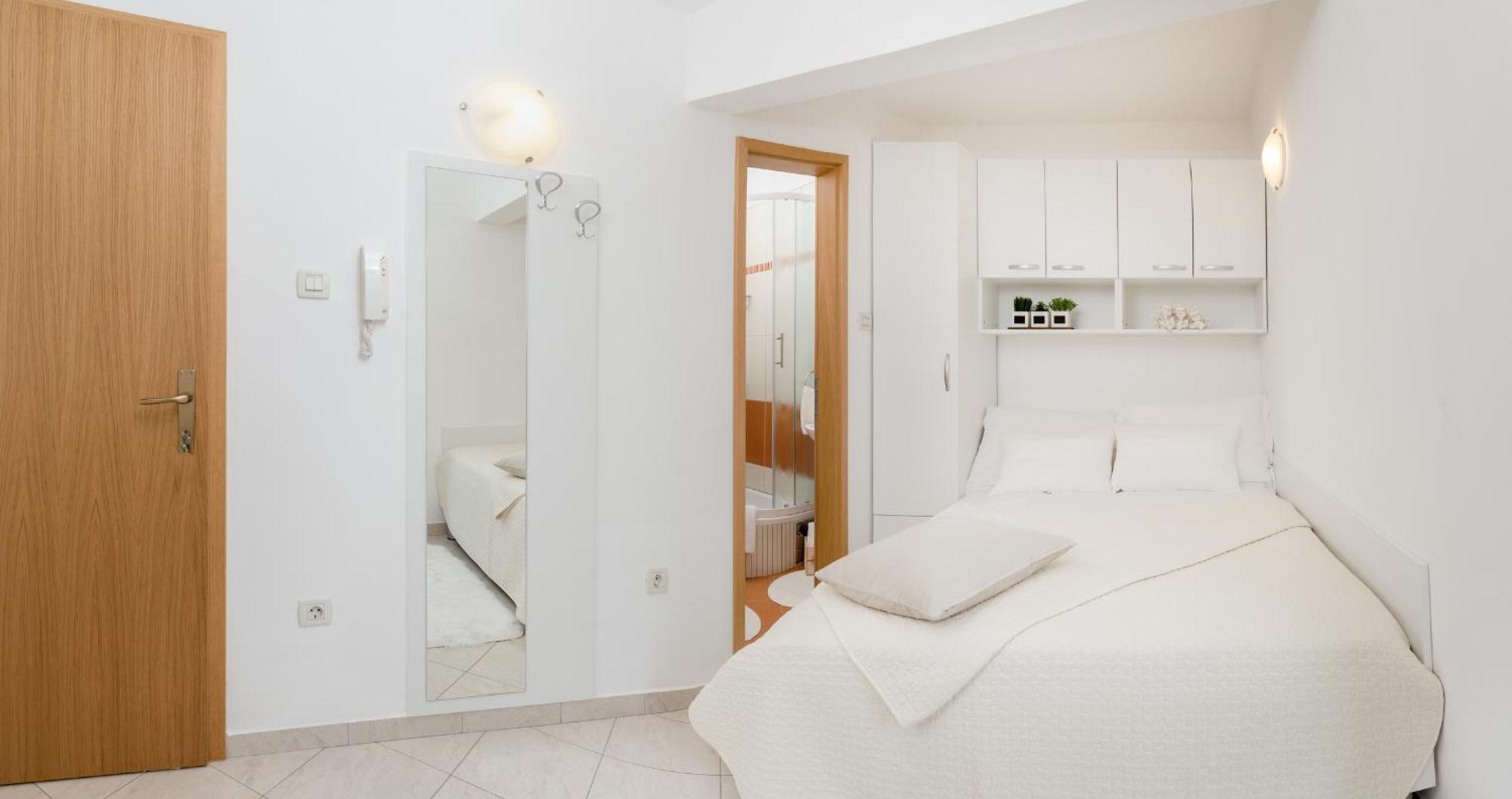 Apartments And Rooms With Parking Space Rogoznica - 10339 Room photo