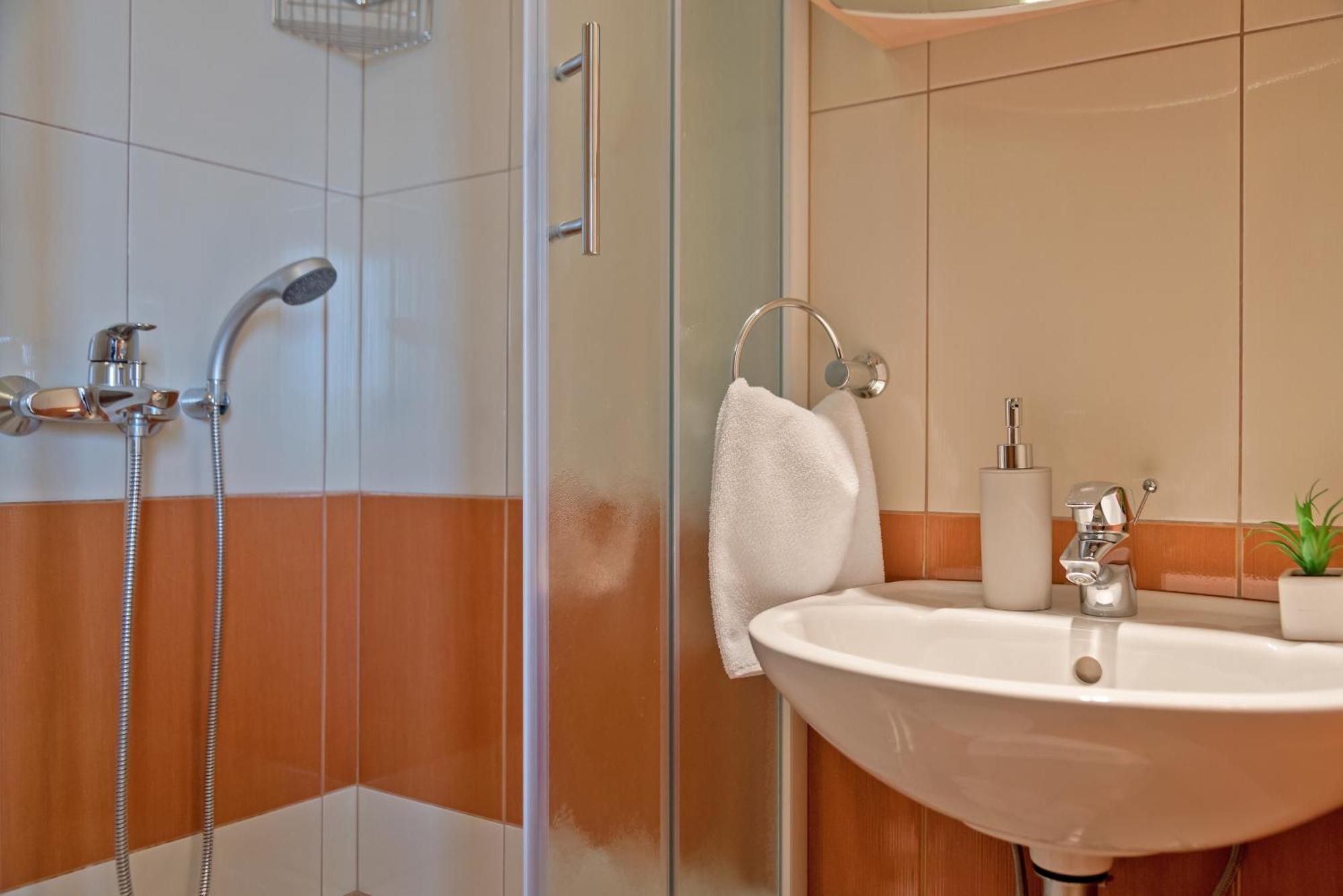 Apartments And Rooms With Parking Space Rogoznica - 10339 Room photo